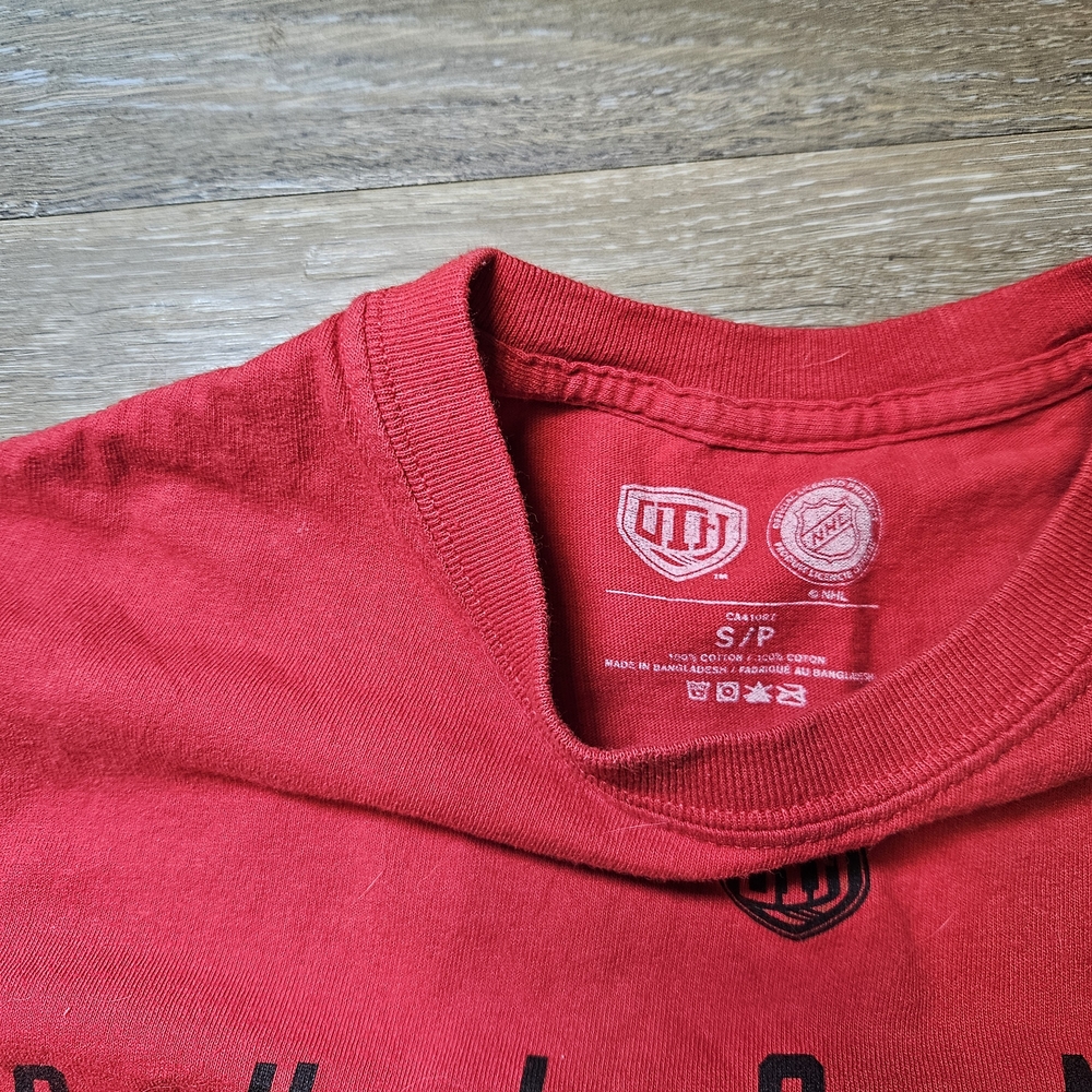 NHL Red Chicago Blackhawks Short Sleeve Tee Hockey - Picture 3 of 4